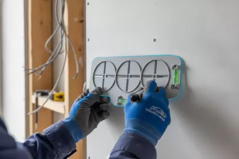 Bohrschablone für 68mm Hohlwanddosen mit Wasserwaage