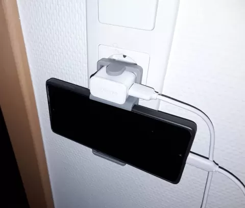Smartphone Charging Holder / -Ladehalter