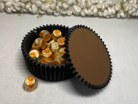Reese‘s Peanut Butter Cup Container- Magnetic Lid