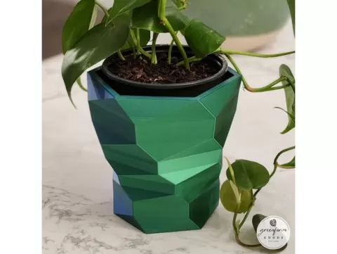 Low-Poly Twisting Planter