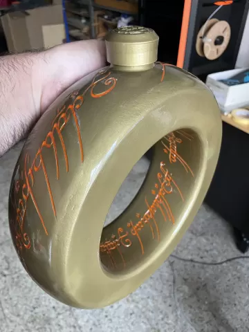 The one ring bottle , La cantimplora unica.