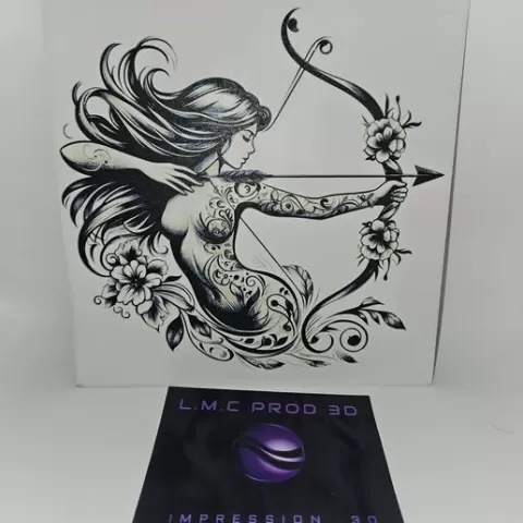 FEMME AVEC UN ARC
