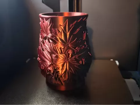 Vase surrounded in Maple leaf