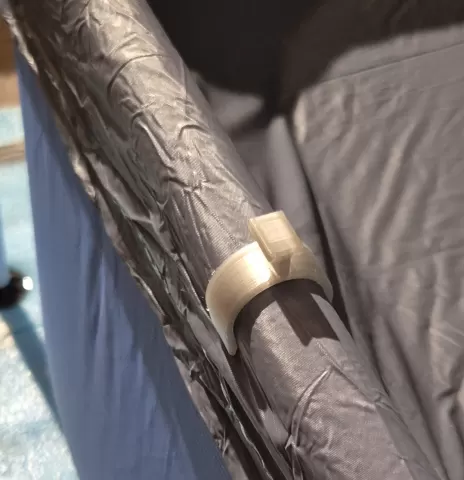 Mounting clip to secure a pool cover