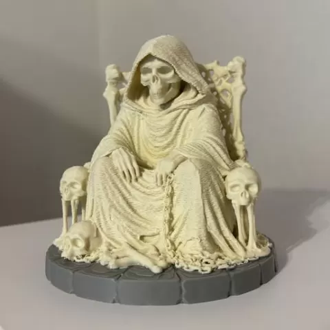Totenkopf Figur auf Knochen-Thron