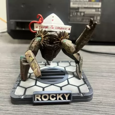 Set de Ropa, Sombrero y Base para Rocky - Project Hail Mary / Rocky’s Outfit & Support-Free Base - Project Hail Mary Add-on