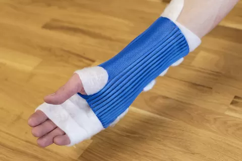 Wrist brace (splint) for either hand