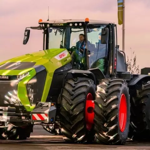 RC Tractor BODY CLAAS XERION 12.650 BRUDER , (cabine, ailes, réservoir arrière, capot)