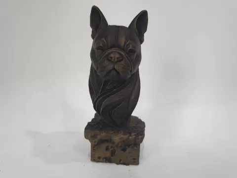 Französische Bulldogge auf Steinsockel Frenchie