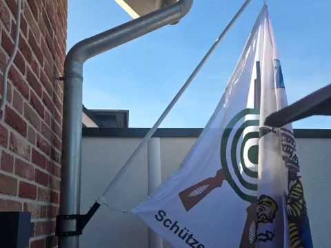 Fahnenhalter für DN100 Regenrohr (ohne Bohren!)