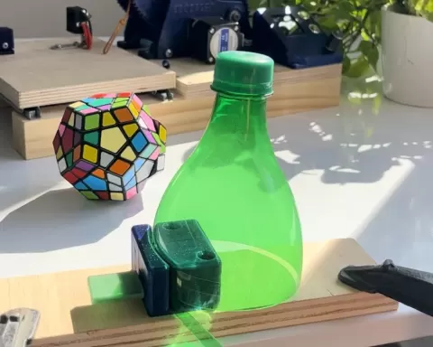 Plastic bottle cutter into strips