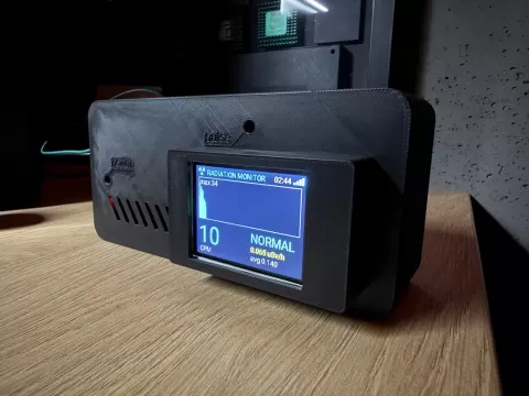 Custom lid with 2.2" LCD for Geiger Counter Enclosure by ElectricDodo
