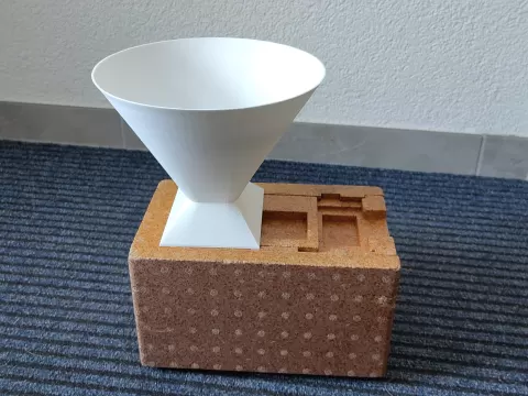 Bee capture funnel for APIDEA mating nucs