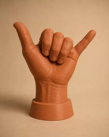 Skulptur einer Hand in Shaka-Geste - Sculpture of a hand in shaka gesture