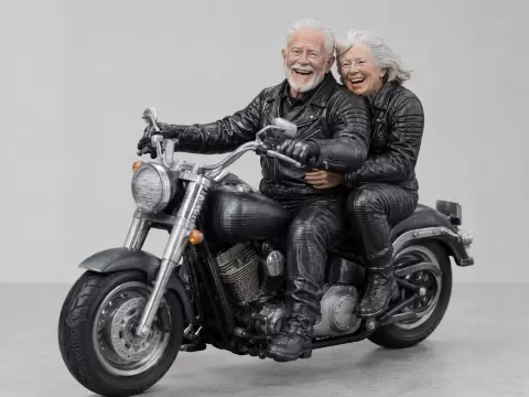 Smiling couple on cruiser motorcycle - Lächelndes Paar auf Cruiser-Motorrad