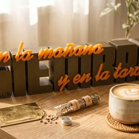 embossed letters: "SIEMBRA".