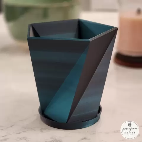 Low-Poly Twisting Geometric Planter