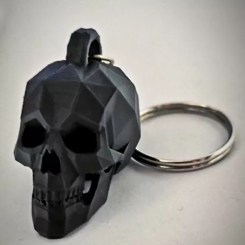 Skull keychain under poly