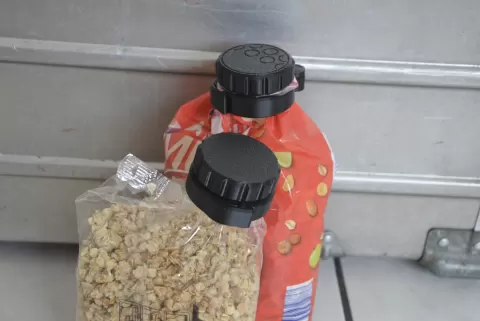 Bag clip with screw cap