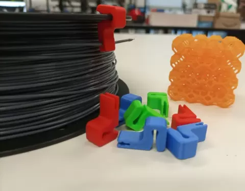 Simple universal spool clip