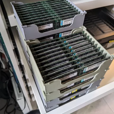 Stackable RAM DIMM Tray by Aryan Eimermacher