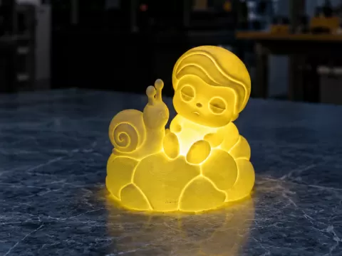 Mondkind mit kleiner Schnecke im Licht (LED)