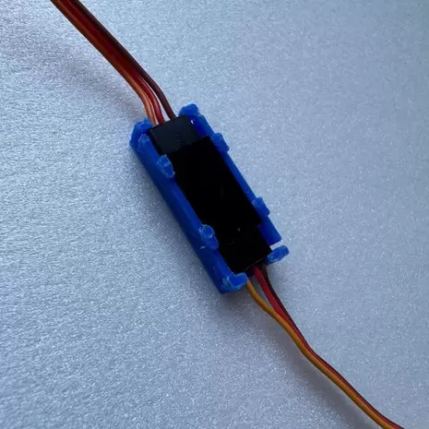 Servo connector locking clip