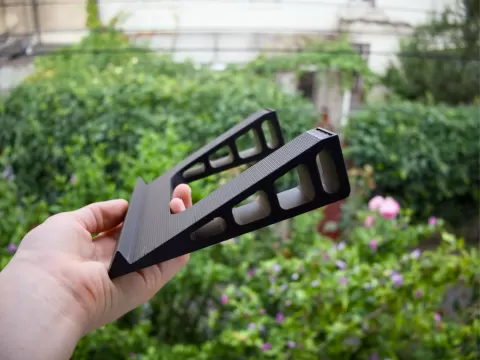 Minimalist speaker stand