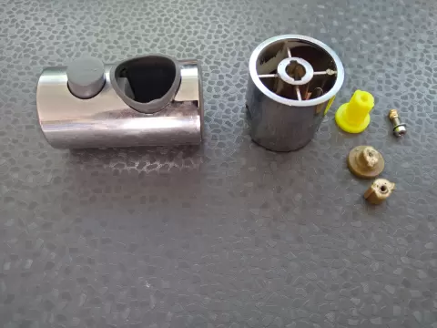čep držáku sprchy na tyč