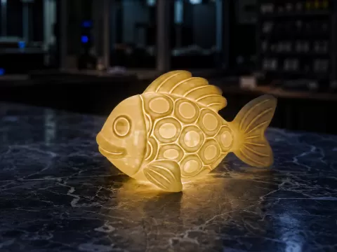 Leuchtfisch mit schimmerndem Schuppenzauber