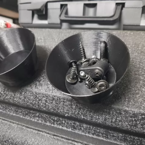Magnetic Screw Cup by Jesse