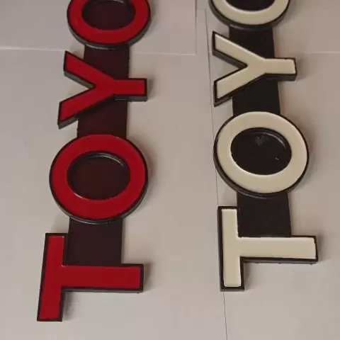 logo toyota - Plastique Studio