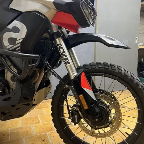 Aprilia Tuareg 660 adaptador protector de horquillas con guardabarros alto.