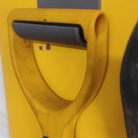 Shovel support (by the handle)