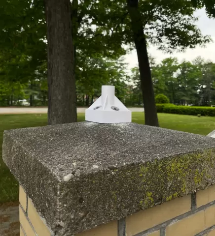Beveled pole mount
