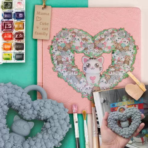 Madre di gatti in una ghirlanda a cuore con fiori e gattini - CrealiTale design