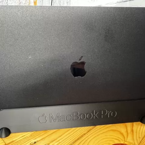 Macbook pro 13" clamshell stand