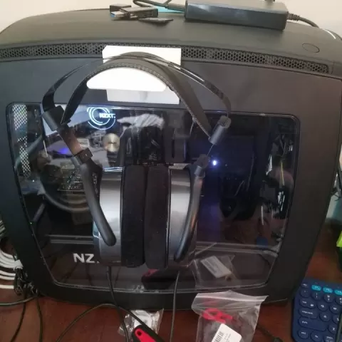Headphone stand by Garrett Manley