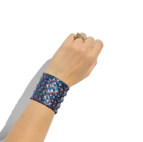 Diamond patterned cuffs - snap fastened