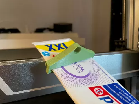 Toothpaste squeezer with Clip - 3DTechInsider
