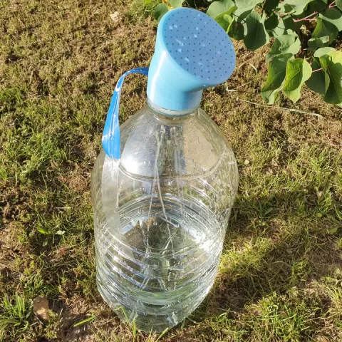 Adaptateur qui convertit une bouteille de 5L en arrosoir et en douche portative by Nicotoy