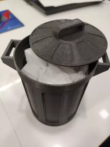 Trashcan with Lid