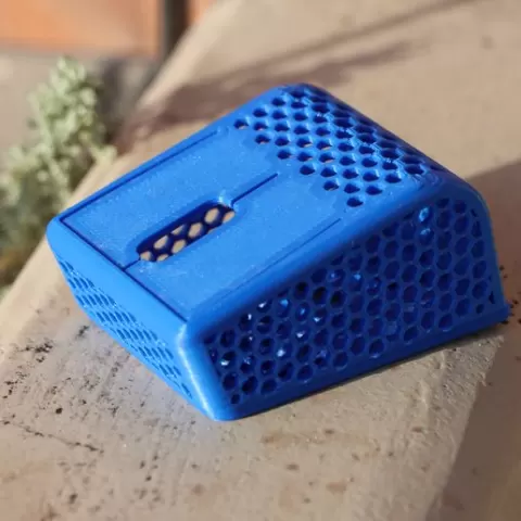 Corsair Katar Pro Wireless light and fingertip shell