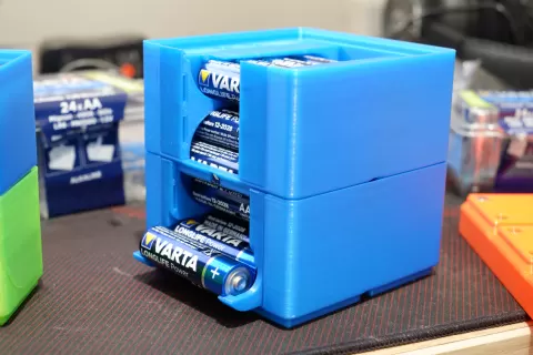 Gridfinity magnet stackable battery dispenser