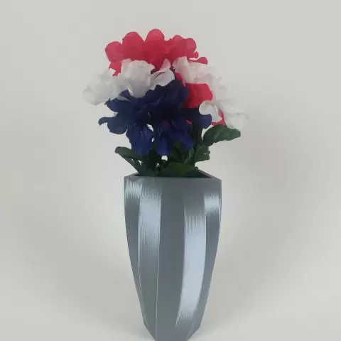 tri-shaped vase by Ohioteentech