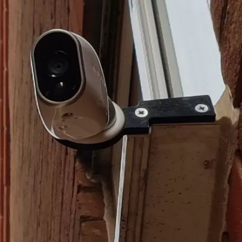 Arlo camera mount for plastic window sill