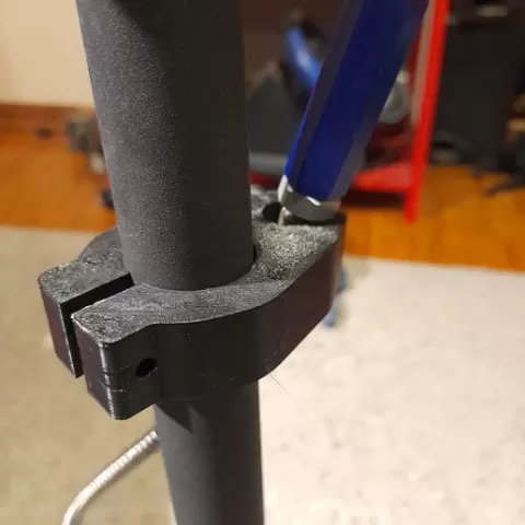 Hose hanger for pump hose