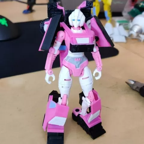 Earthrise Arcee Earthmode Conversion Kit (Based on the teminator crossover comic)
