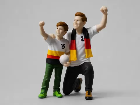jubelndes Vater-Sohn-Fan-Duo für LGB-Gartenbahn